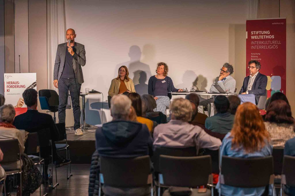 Prof. Kirchschläger spricht auf dem Podium zu Ethos und KI.