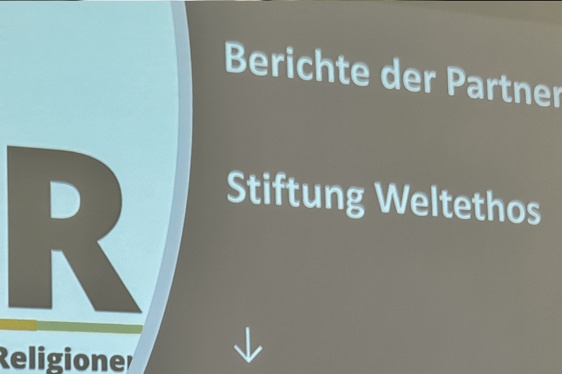 Auf einer Power-Point-Folie steht: Berichte der Partner - Stiftung Weltethos.