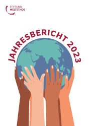 Auf der Titel-Seite das Jahresberichts 2023 der Stiftung Weltethos halten ausgestreckte Arme gemeinsam die Weltkugel in den Händen.